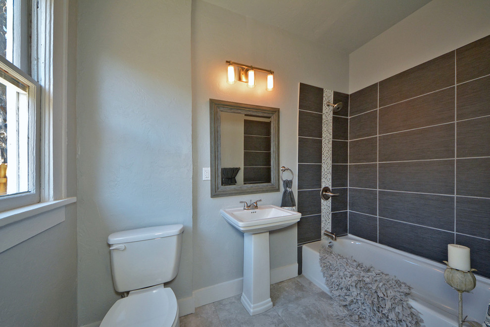 Idée de décoration pour une salle de bain principale vintage avec un lavabo de ferme, une baignoire posée, une douche d'angle, un carrelage gris, des carreaux de céramique, un mur gris et un sol en carrelage de céramique.