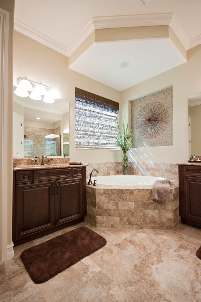 Пример оригинального дизайна: большая главная ванная комната в морском стиле с душем с распашными дверями