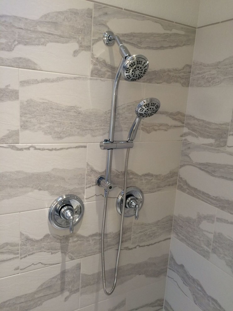Idee per una grande stanza da bagno padronale design con ante in stile shaker, ante bianche, doccia alcova, piastrelle grigie, piastrelle bianche e lavabo sottopiano