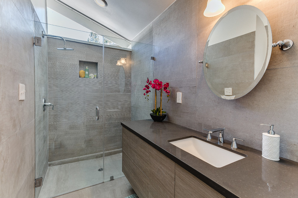 Foto di una piccola stanza da bagno con doccia design con ante lisce, ante grigie, WC monopezzo, piastrelle di cemento, pareti grigie, pavimento in travertino, lavabo integrato e top in granito
