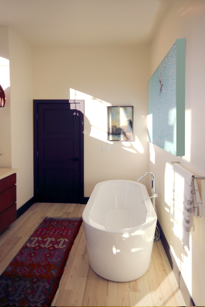 Foto på ett stort lantligt en-suite badrum, med släta luckor, bruna skåp, ett fristående badkar, en hörndusch, en toalettstol med hel cisternkåpa, vita väggar, ljust trägolv, ett undermonterad handfat, bänkskiva i kvarts, beiget golv och dusch med gångjärnsdörr