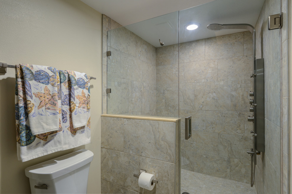 Maritimes Badezimmer En Suite mit Granit-Waschbecken/Waschtisch, Duschnische, farbigen Fliesen, beiger Wandfarbe und Keramikboden in Tampa
