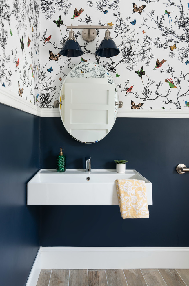 Immagine di una stanza da bagno per bambini eclettica di medie dimensioni con nessun'anta, WC a due pezzi, pareti blu, pavimento con piastrelle in ceramica, lavabo sospeso, top in superficie solida, pavimento beige e top bianco