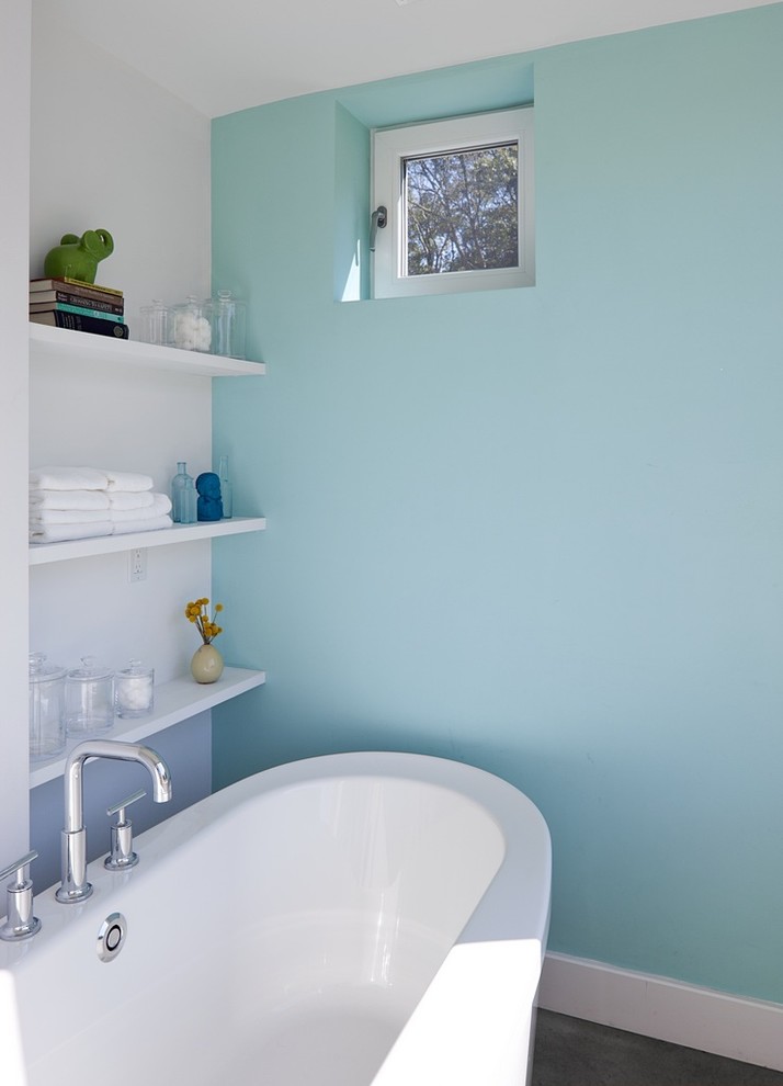 Foto på ett lantligt badrum, med ett fristående badkar