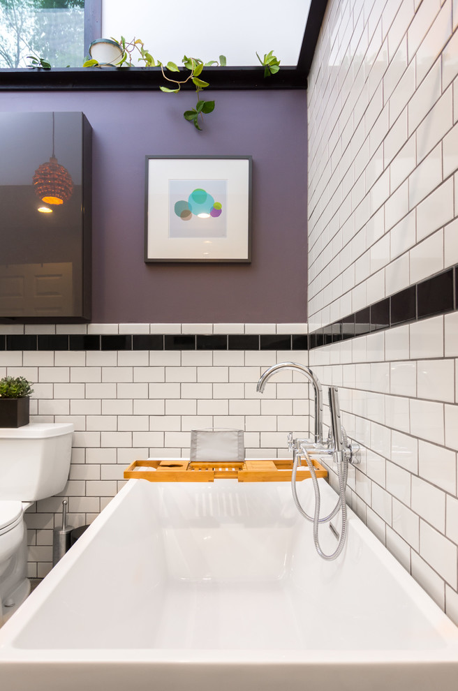 Inspiration för stora moderna en-suite badrum, med släta luckor, grå skåp, ett fristående badkar, en dusch i en alkov, svart och vit kakel, keramikplattor, lila väggar och klinkergolv i porslin