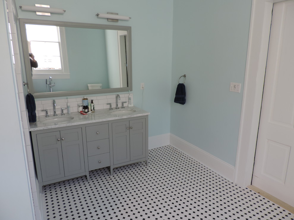 Klassisk inredning av ett mellanstort en-suite badrum, med skåp i shakerstil, grå skåp, ett fristående badkar, en toalettstol med hel cisternkåpa, blå väggar, mosaikgolv, ett undermonterad handfat, marmorbänkskiva, flerfärgat golv, en dusch i en alkov och med dusch som är öppen