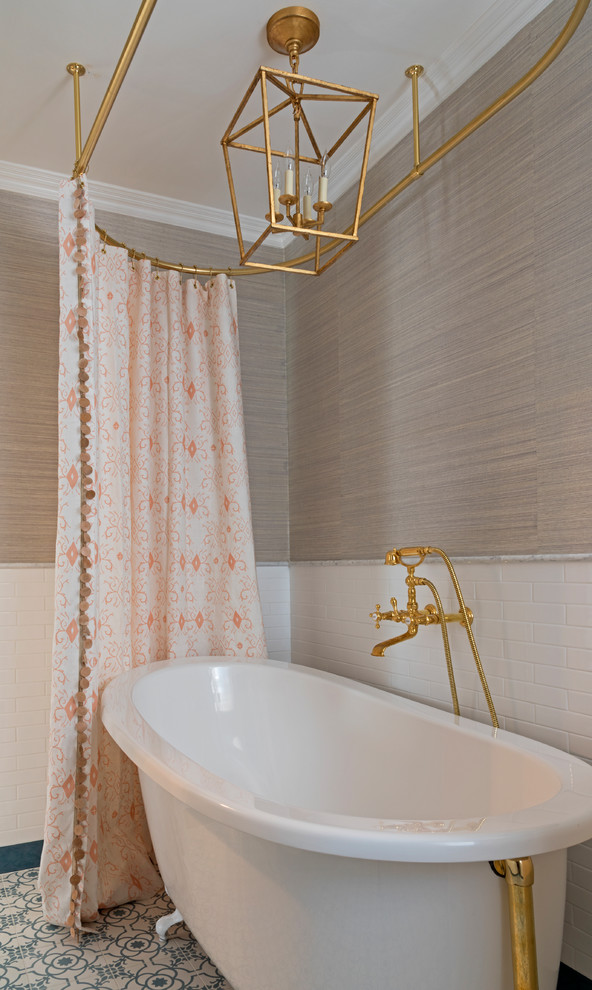 Idées déco pour une salle de bain principale romantique avec une baignoire sur pieds, un carrelage métro, un mur beige et un sol bleu.
