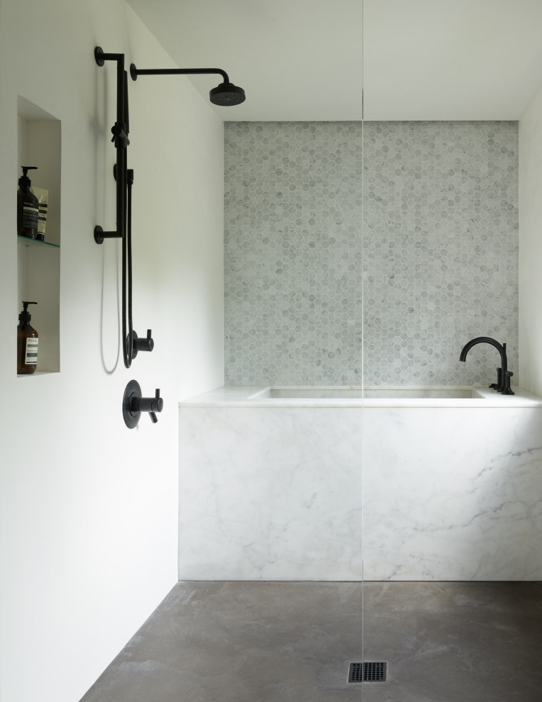 Exempel på ett stort eklektiskt vit vitt en-suite badrum, med släta luckor, bruna skåp, ett badkar i en alkov, en öppen dusch, en toalettstol med hel cisternkåpa, vit kakel, marmorkakel, vita väggar, mörkt trägolv, ett undermonterad handfat, marmorbänkskiva, brunt golv och med dusch som är öppen