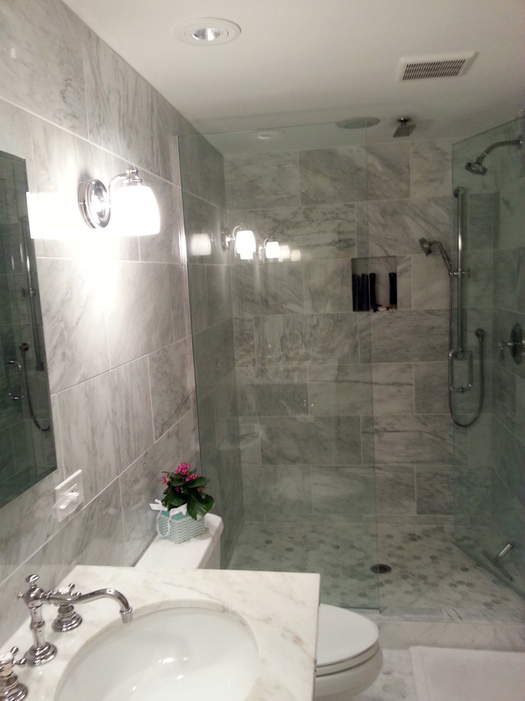 Inspiration för mellanstora moderna beige badrum med dusch, med ett platsbyggt badkar, en dusch i en alkov, en toalettstol med separat cisternkåpa, grå kakel, vit kakel, grå väggar, marmorgolv, ett undermonterad handfat, marmorbänkskiva, marmorkakel, vitt golv och dusch med gångjärnsdörr