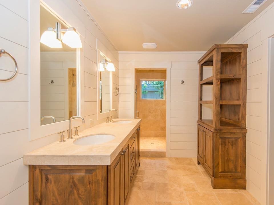 Bild på ett mellanstort vintage en-suite badrum, med luckor med upphöjd panel, skåp i mellenmörkt trä, en dusch i en alkov, stenkakel, vita väggar, travertin golv, ett undermonterad handfat, bänkskiva i kvarts, beiget golv och dusch med gångjärnsdörr