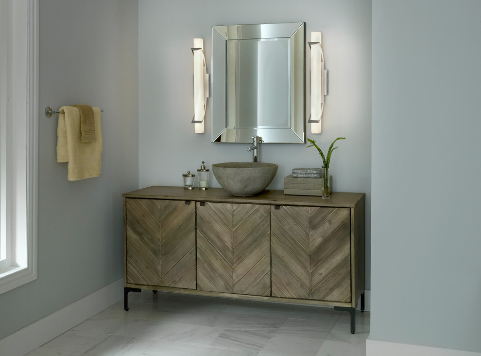 Foto di una stanza da bagno con doccia minimal di medie dimensioni con ante lisce, ante in legno scuro, pareti grigie, lavabo a bacinella, top in legno, pavimento beige e top marrone