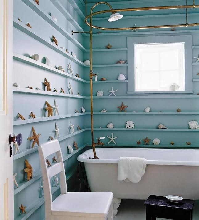 Идея дизайна: главная ванная комната среднего размера в морском стиле с бежевым полом, ванной на ножках, синими стенами и душем над ванной
