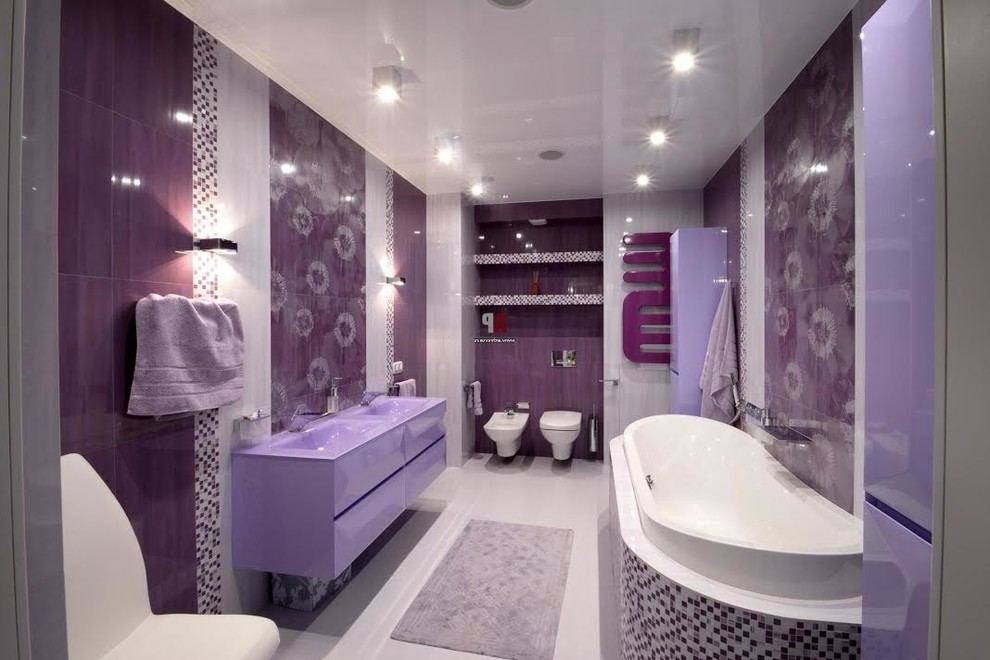 Свежая идея для дизайна: большая главная ванная комната в современном стиле с плоскими фасадами, фиолетовыми фасадами, накладной ванной, инсталляцией, стеклянной плиткой, фиолетовыми стенами, полом из керамогранита, монолитной раковиной и серым полом - отличное фото интерьера