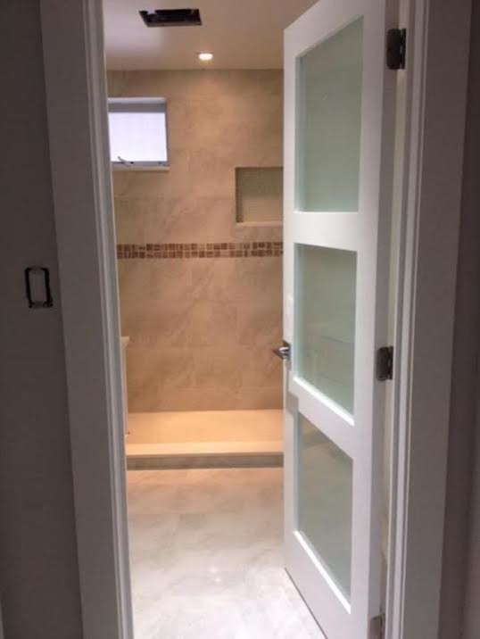 Foto de cuarto de baño tradicional renovado pequeño con ducha a ras de suelo, baldosas y/o azulejos grises, paredes grises, suelo de baldosas de porcelana, aseo y ducha y suelo gris