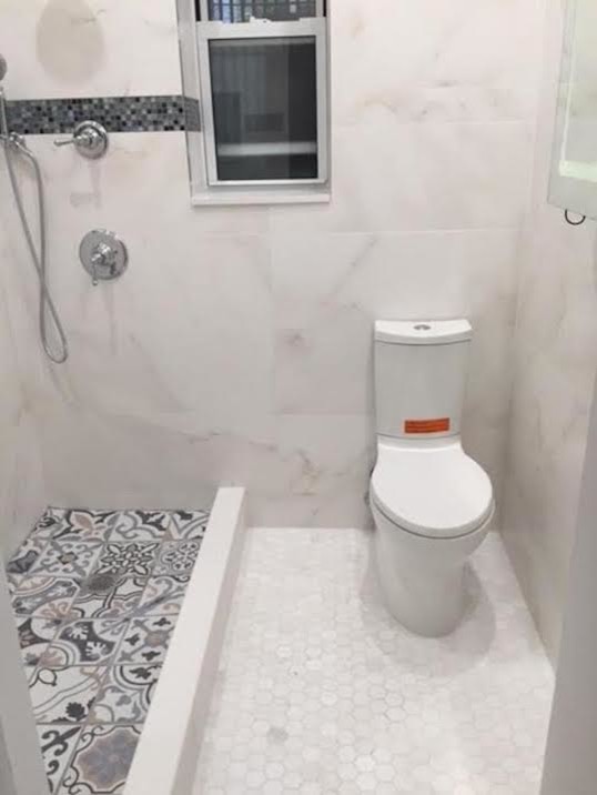 Small traditional shower room bathroom in New York with a built-in shower, a one-piece toilet, black tiles, glass tiles, white walls, marble flooring, white floors and an open shower.