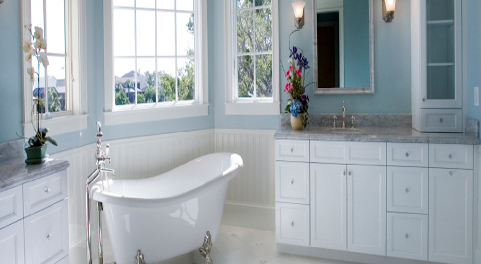 Inredning av ett klassiskt mellanstort en-suite badrum, med skåp i shakerstil, vita skåp, ett badkar med tassar, blå väggar, klinkergolv i keramik, ett undermonterad handfat, granitbänkskiva och vitt golv