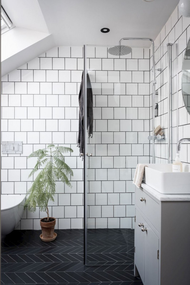 Стильный дизайн: ванная комната в современном стиле с плоскими фасадами, серыми фасадами, душем без бортиков, настольной раковиной, черным полом, душем с распашными дверями, белой столешницей, тумбой под одну раковину и напольной тумбой - последний тренд