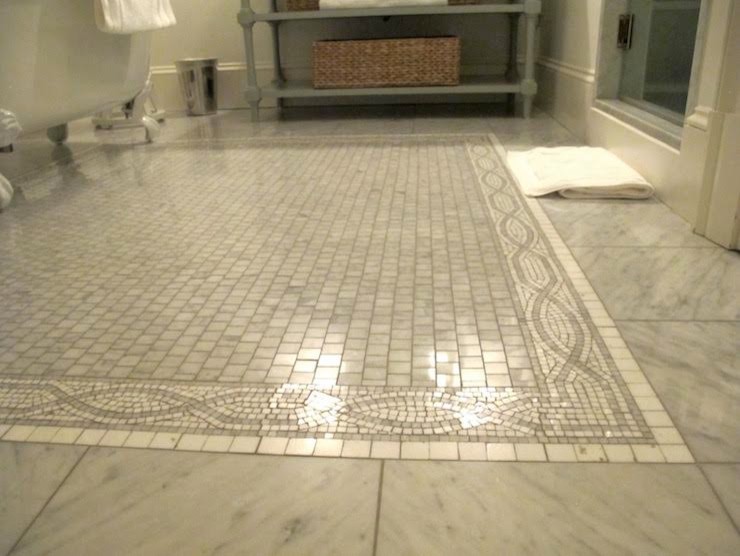 Foto på ett mellanstort vintage en-suite badrum, med möbel-liknande, grå skåp, ett badkar med tassar, en dusch i en alkov, vita väggar, kalkstensgolv, marmorbänkskiva, grått golv och dusch med gångjärnsdörr