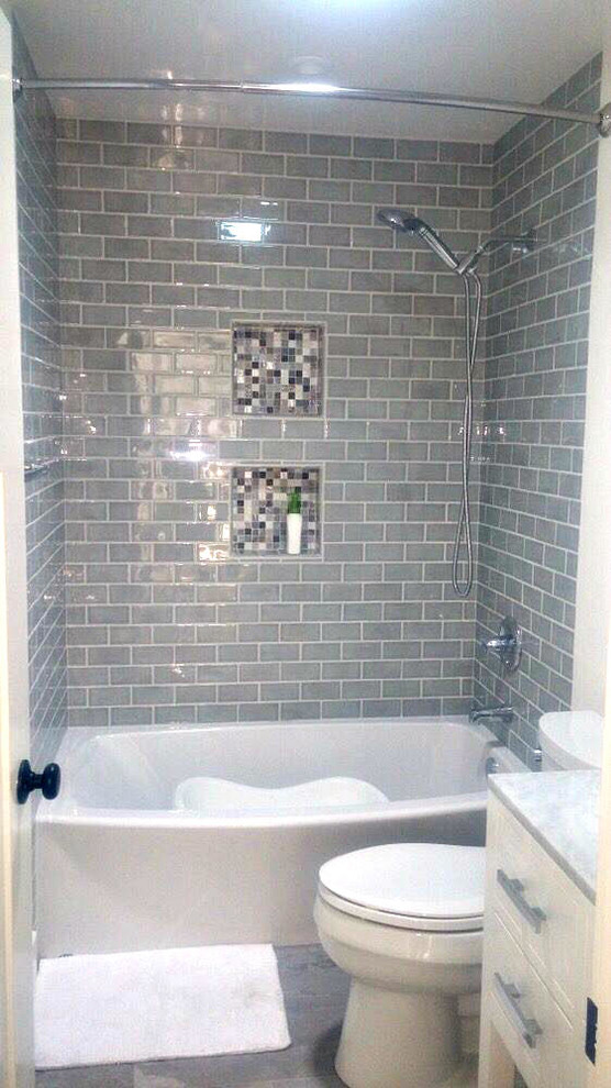 Exempel på ett mellanstort klassiskt en-suite badrum, med luckor med upphöjd panel, skåp i mörkt trä, en jacuzzi, en dusch i en alkov, en toalettstol med separat cisternkåpa, grå kakel, kakelplattor, grå väggar, kalkstensgolv, ett undermonterad handfat, marmorbänkskiva, grått golv och med dusch som är öppen