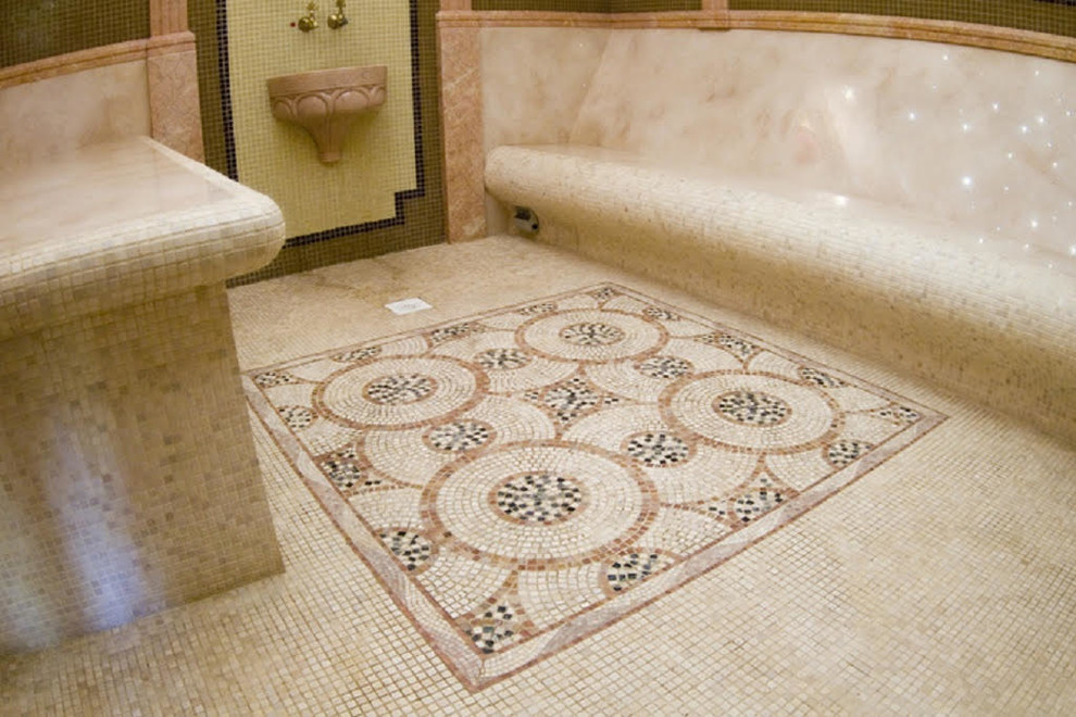 Exempel på ett mellanstort klassiskt en-suite badrum, med luckor med upphöjd panel, skåp i mörkt trä, beige kakel, kakelplattor, beige väggar, mosaikgolv, marmorbänkskiva och beiget golv