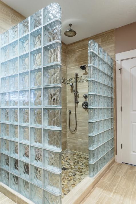 Klassisk inredning av ett stort en-suite badrum, med skåp i shakerstil, skåp i mellenmörkt trä, en hörndusch, beige väggar, ett nedsänkt handfat, bänkskiva i kvarts och med dusch som är öppen