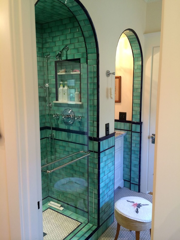 Inspiration för ett litet amerikanskt badrum med dusch, med skåp i shakerstil, vita skåp, en dusch i en alkov, grön kakel, tunnelbanekakel, beige väggar, marmorgolv, bänkskiva i kvartsit, vitt golv och dusch med gångjärnsdörr