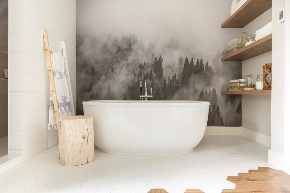 Réalisation d'une salle de bain principale et beige et blanche design de taille moyenne avec un carrelage blanc, des carreaux de céramique, un sol en carrelage de céramique, une baignoire indépendante, un mur gris et un sol blanc.