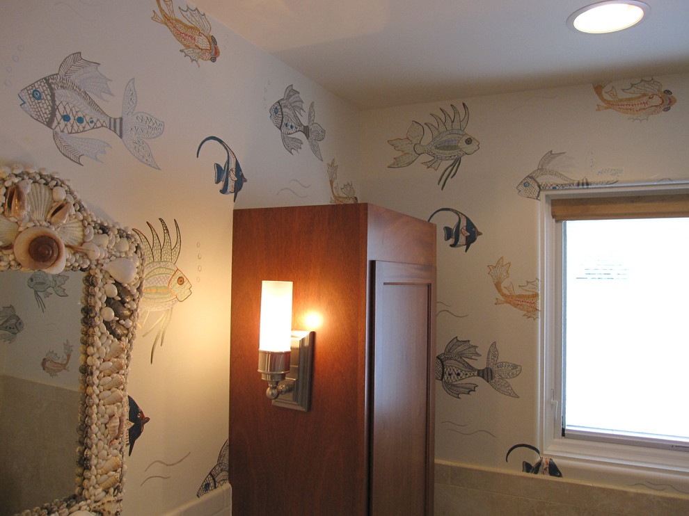 Foto di una stanza da bagno per bambini classica di medie dimensioni con ante in stile shaker, ante in legno bruno e pareti multicolore