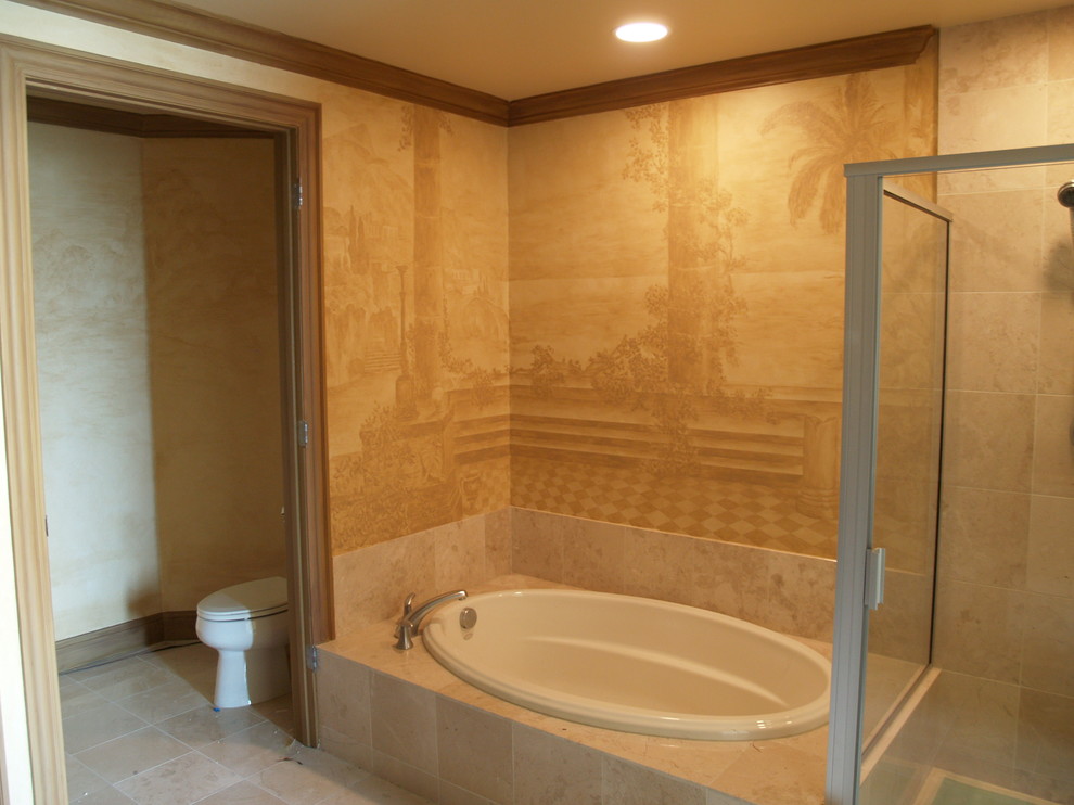 Mittelgroßes Klassisches Badezimmer En Suite mit Einbaubadewanne, Eckdusche, beigen Fliesen, Porzellanfliesen, brauner Wandfarbe, Porzellan-Bodenfliesen, beigem Boden und Falttür-Duschabtrennung in Tampa