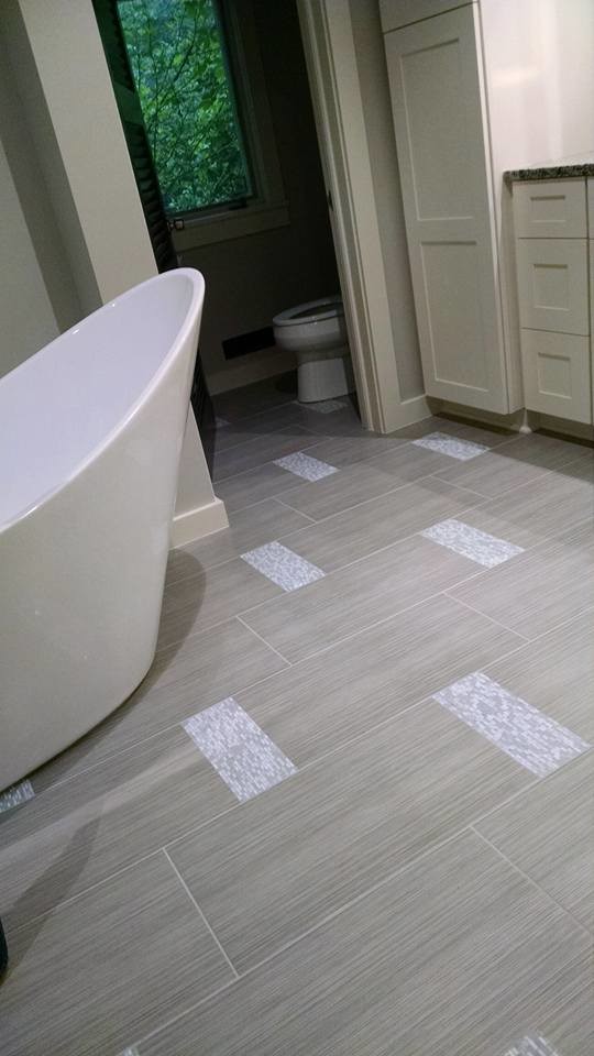 Idéer för att renovera ett mellanstort funkis grå grått en-suite badrum, med skåp i shakerstil, vita skåp, en hörndusch, grå väggar, klinkergolv i porslin, ett undermonterad handfat, granitbänkskiva, beiget golv och med dusch som är öppen