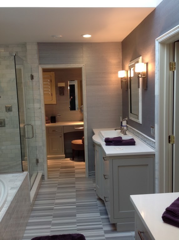 Idée de décoration pour une grande salle de bain principale design avec un placard en trompe-l'oeil, des portes de placard grises, une baignoire posée, une douche d'angle, un carrelage gris, des carreaux de porcelaine, un mur gris, un sol en carrelage de porcelaine, un lavabo posé, un plan de toilette en quartz modifié, un sol gris et une cabine de douche à porte battante.