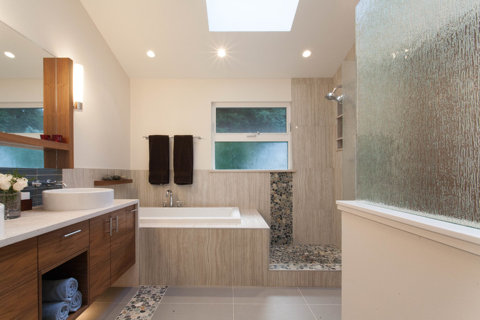 Modelo de cuarto de baño contemporáneo con lavabo sobreencimera, suelo de baldosas tipo guijarro y suelo de baldosas tipo guijarro