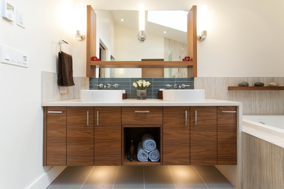 Cette photo montre une salle de bain tendance avec une vasque et un plan de toilette blanc.
