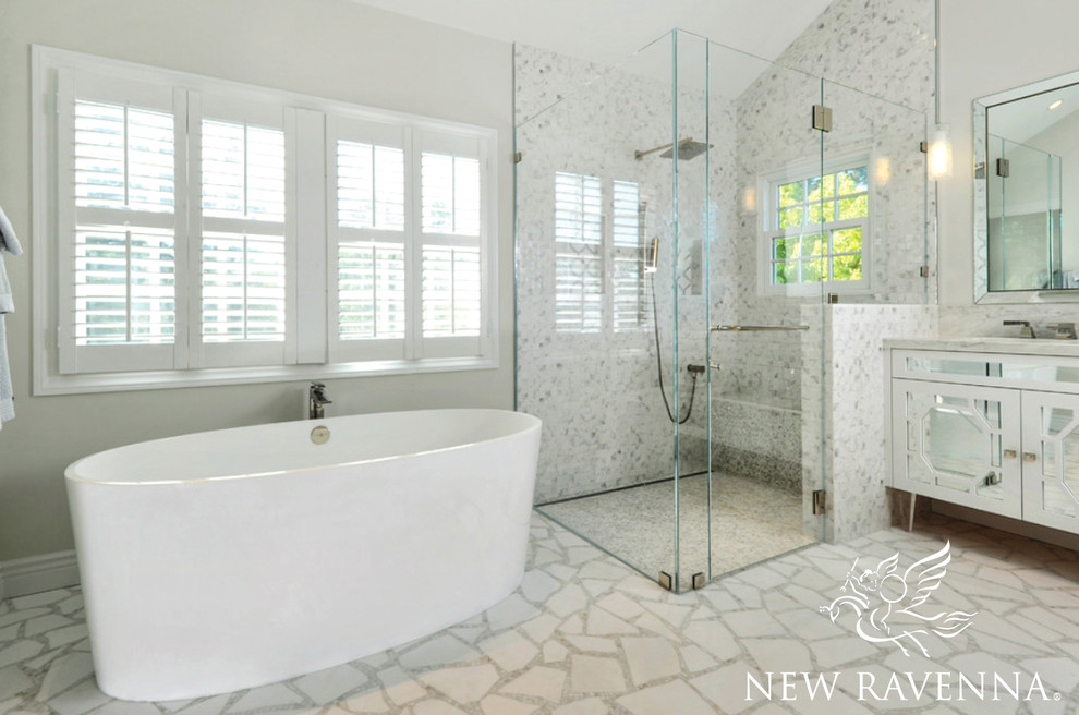 Imagen de cuarto de baño principal contemporáneo grande con bañera exenta, baldosas y/o azulejos grises, baldosas y/o azulejos en mosaico, paredes grises y suelo con mosaicos de baldosas
