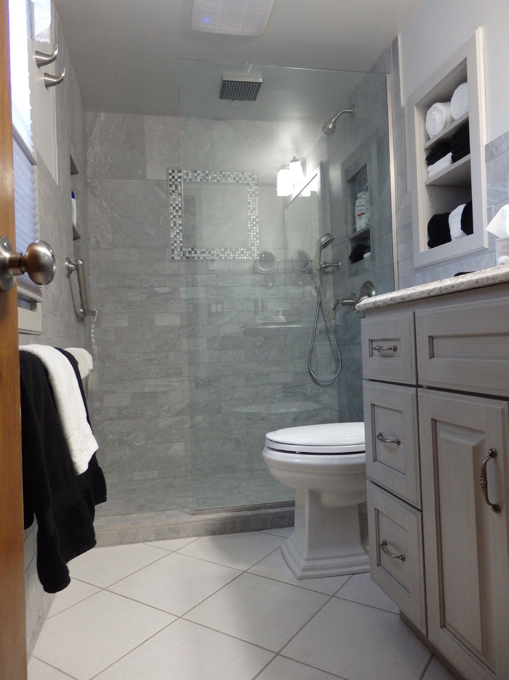 Cette photo montre une petite salle de bain tendance en bois clair avec un placard avec porte à panneau surélevé, WC séparés, un carrelage gris, un carrelage de pierre, un mur blanc, un sol en carrelage de céramique, un lavabo encastré et un plan de toilette en granite.