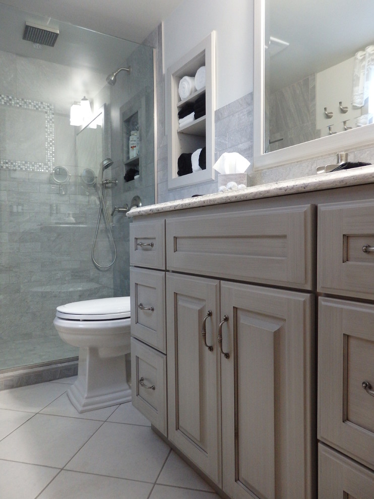Idée de décoration pour une petite salle de bain design en bois clair avec WC séparés, un mur blanc, un sol en carrelage de céramique, un carrelage gris, un carrelage de pierre, un lavabo encastré, un placard avec porte à panneau surélevé et un plan de toilette en granite.