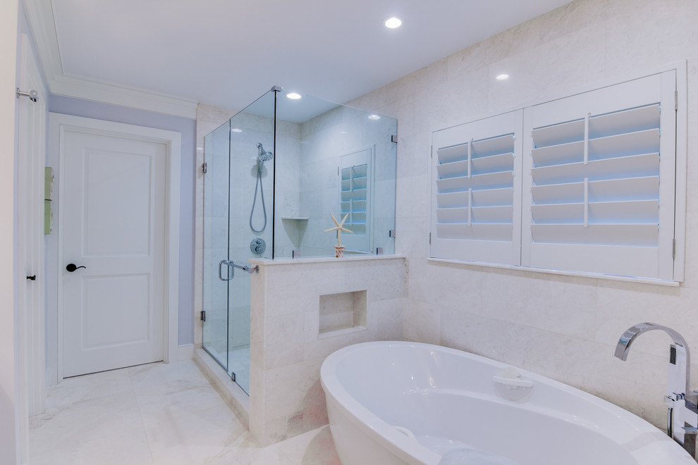 Exemple d'une salle de bain bord de mer avec un bain japonais, une douche d'angle et un mur violet.