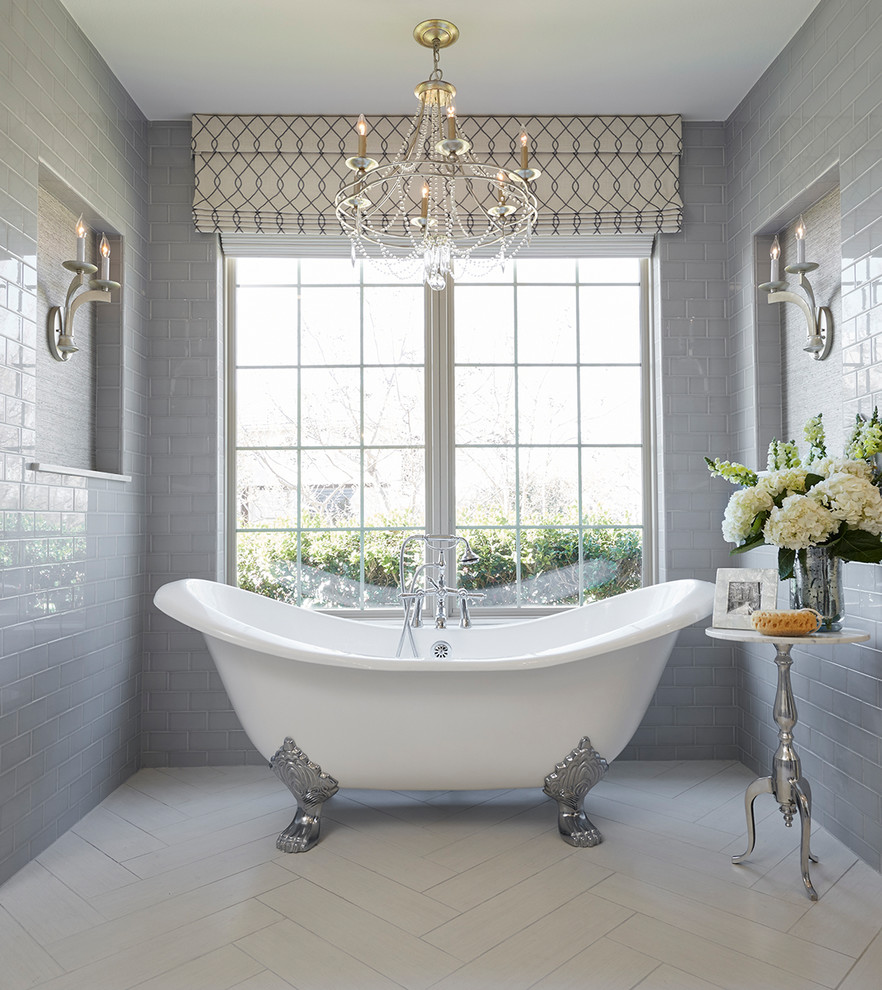 Идея дизайна: главная ванная комната в классическом стиле с ванной на ножках, серой плиткой, плиткой кабанчик, серыми стенами и белым полом