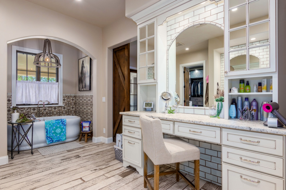 Источник вдохновения для домашнего уюта: ванная комната в стиле кантри с белыми фасадами и врезной раковиной