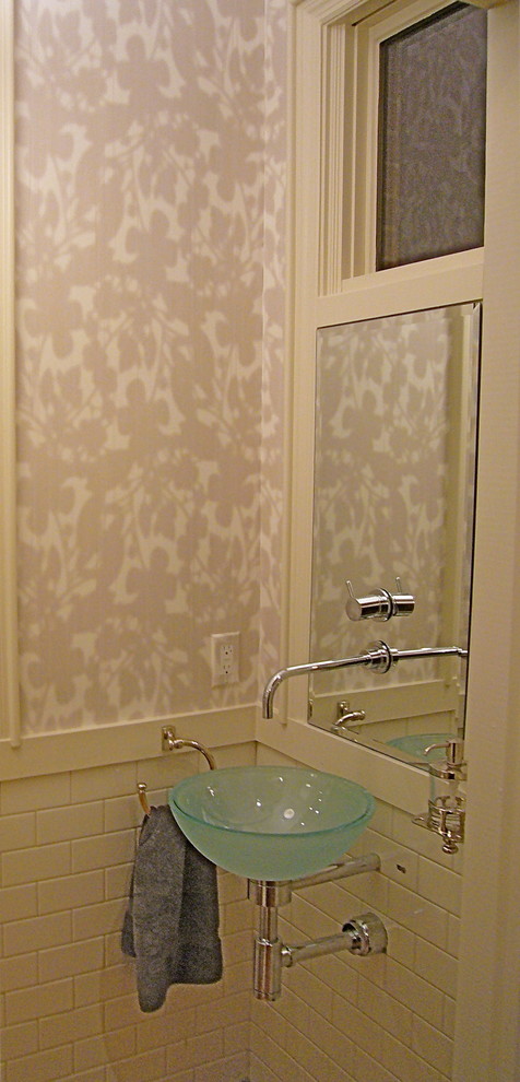 Esempio di un piccolo bagno di servizio chic con lavabo sospeso, pareti bianche e pavimento in legno massello medio