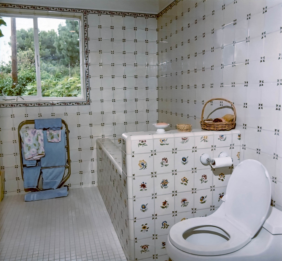 Inspiration för mellanstora eklektiska badrum med dusch, med släta luckor, vita skåp, ett badkar i en alkov, en toalettstol med hel cisternkåpa, vit kakel, keramikplattor, vita väggar, klinkergolv i keramik, ett nedsänkt handfat och kaklad bänkskiva