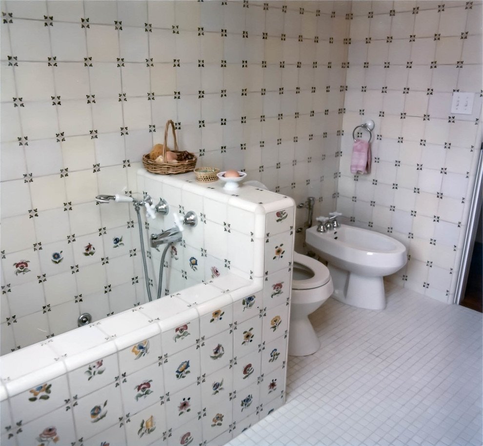 Exempel på ett mellanstort eklektiskt badrum med dusch, med släta luckor, vita skåp, ett badkar i en alkov, en toalettstol med hel cisternkåpa, vit kakel, keramikplattor, vita väggar, klinkergolv i keramik, ett nedsänkt handfat och kaklad bänkskiva