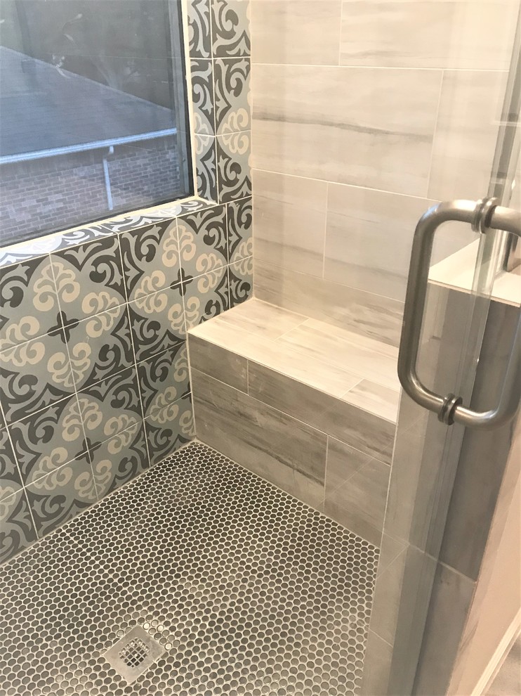 Medium sized eclectic ensuite bathroom in Houston with shaker cabinets, grey cabinets, multi-coloured tiles, engineered stone worktops and white worktops.
