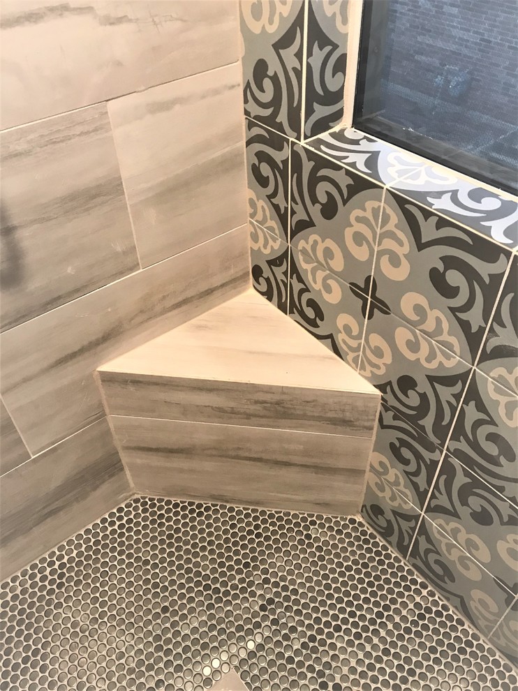 Ispirazione per una stanza da bagno padronale bohémian di medie dimensioni con ante in stile shaker, ante grigie, piastrelle multicolore, top in quarzo composito e top bianco