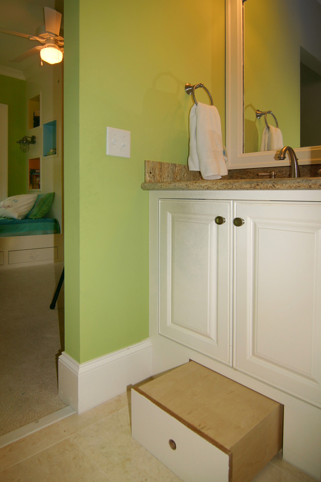 チャールストンにある中くらいなコンテンポラリースタイルのおしゃれな浴室 (白いキャビネット、緑の壁、セラミックタイルの床、御影石の洗面台、レイズドパネル扉のキャビネット) の写真