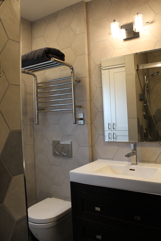 Modern inredning av ett litet vit vitt badrum med dusch, med möbel-liknande, skåp i mörkt trä, en dusch i en alkov, en vägghängd toalettstol, grå kakel, keramikplattor, grå väggar, klinkergolv i keramik, ett integrerad handfat, grått golv och dusch med skjutdörr