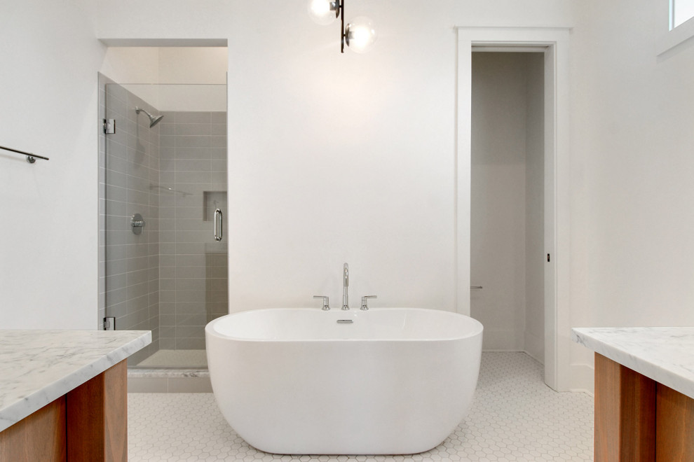 Aménagement d'une salle de bain classique de taille moyenne pour enfant avec un placard en trompe-l'oeil, des portes de placard bleues, meuble simple vasque et meuble-lavabo encastré.