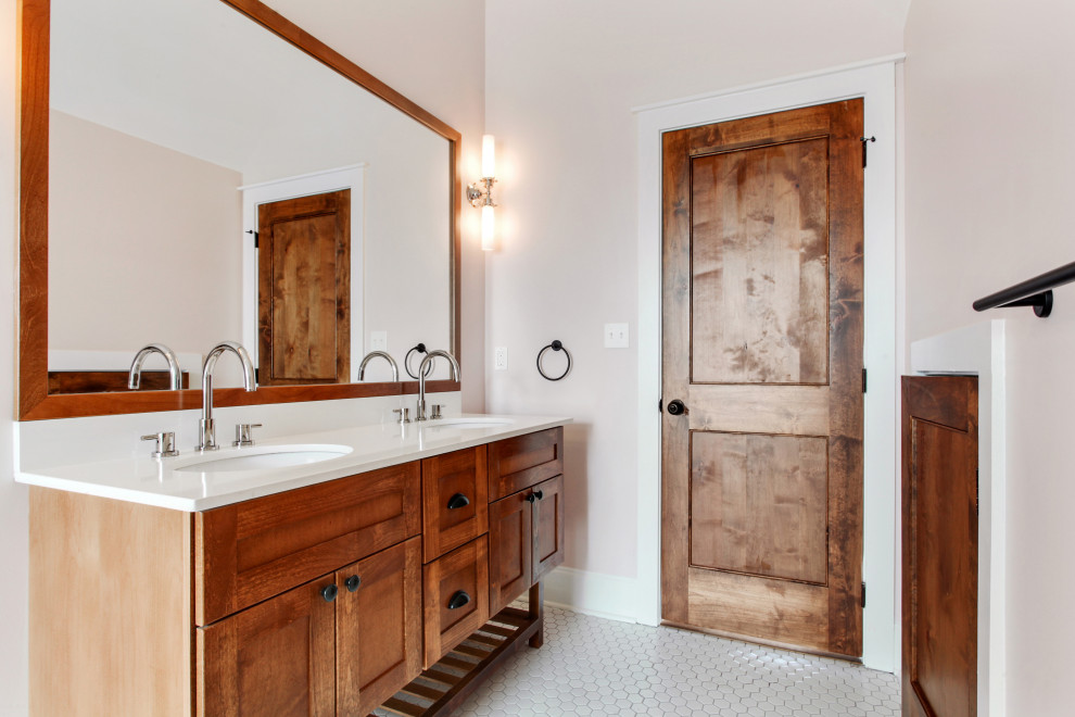 Стильный дизайн: ванная комната в стиле неоклассика (современная классика) с фасадами в стиле шейкер, темными деревянными фасадами, столешницей из искусственного кварца, тумбой под две раковины и напольной тумбой - последний тренд