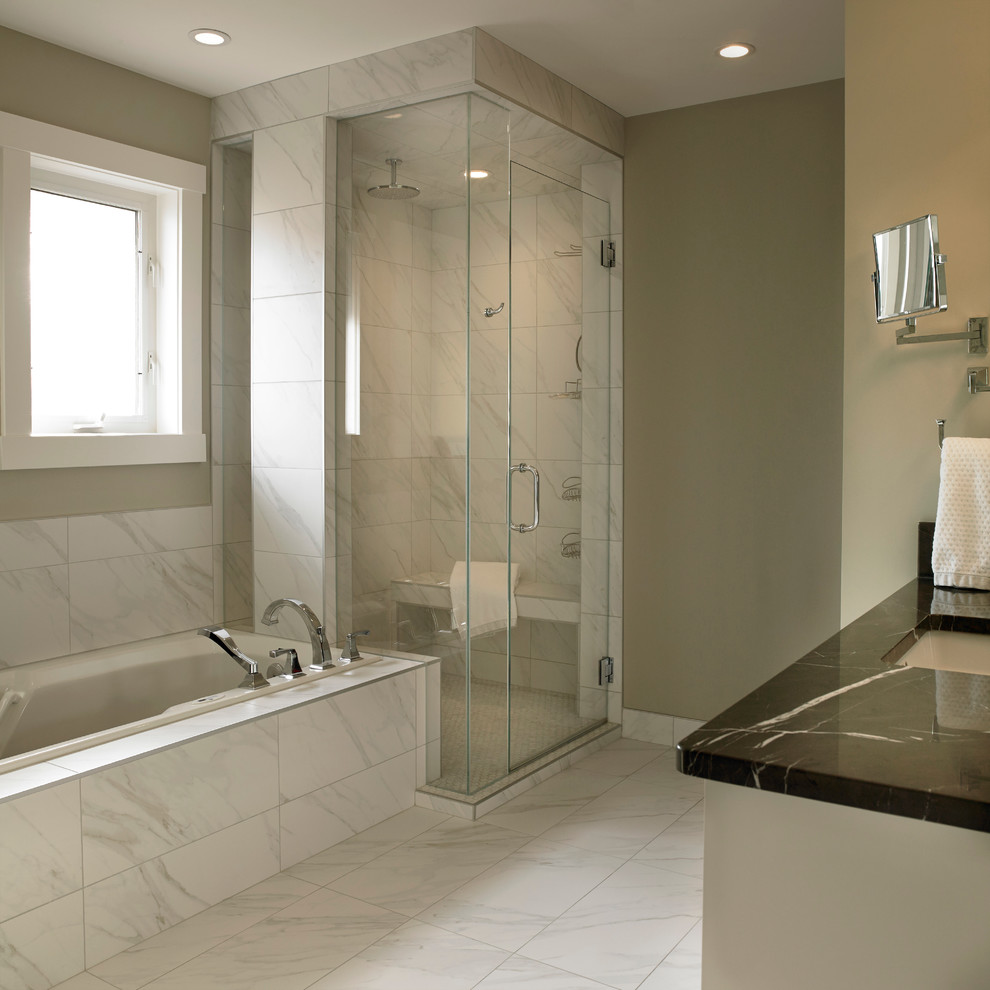 Идея дизайна: большая главная ванная комната в стиле неоклассика (современная классика) с фасадами с утопленной филенкой, накладной ванной, врезной раковиной, мраморной столешницей, белыми фасадами, мраморным полом, зелеными стенами, угловым душем, черной плиткой, плиткой из листового камня, унитазом-моноблоком, белым полом и душем с распашными дверями