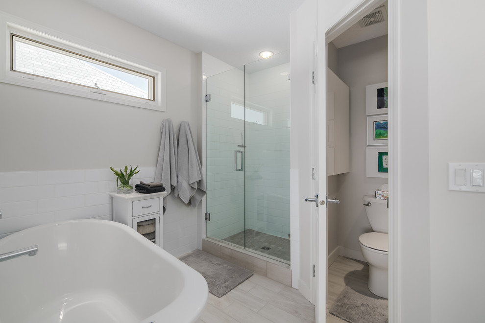 Cette photo montre une salle d'eau tendance de taille moyenne avec un lavabo encastré, des portes de placard blanches, une baignoire indépendante, une douche d'angle, WC séparés et un mur blanc.